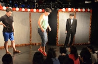 タップダンスを披露するバナナマン日村。