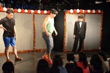 タップダンスを披露するバナナマン日村。