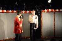 ネタの合間に軽妙なトークを交わすキングオブコメディ高橋（左）と渡辺正行（右）。