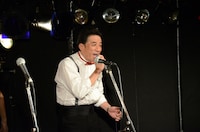 エンディングで熱唱する渡辺正行。