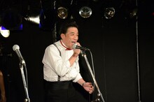 エンディングで熱唱する渡辺正行。