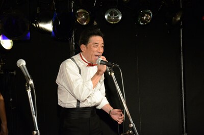 エンディングで熱唱する渡辺正行。