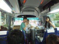 女性陣の乗るバスの車内を盛り上げる天狗と大貫。(c)吉本興業