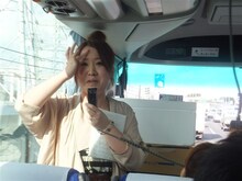 吉本興業主催の合コンイベント「よしもと諏訪婚コン」で女性陣に風水アドバイスなどを行った出雲阿国。(c)吉本興業