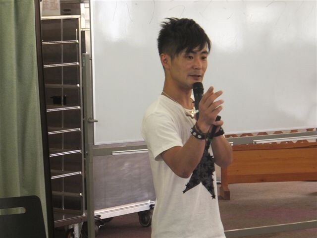 吉本興業主催の合コンイベント「よしもと諏訪婚コン」で男性陣に合コン講座を開いたカラテカ入江。(c)吉本興業