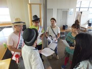 参加者を不安にさせないように入念に流れの打ち合わせをする芸人たち。(c)吉本興業