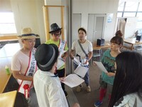 参加者を不安にさせないように入念に流れの打ち合わせをする芸人たち。(c)吉本興業