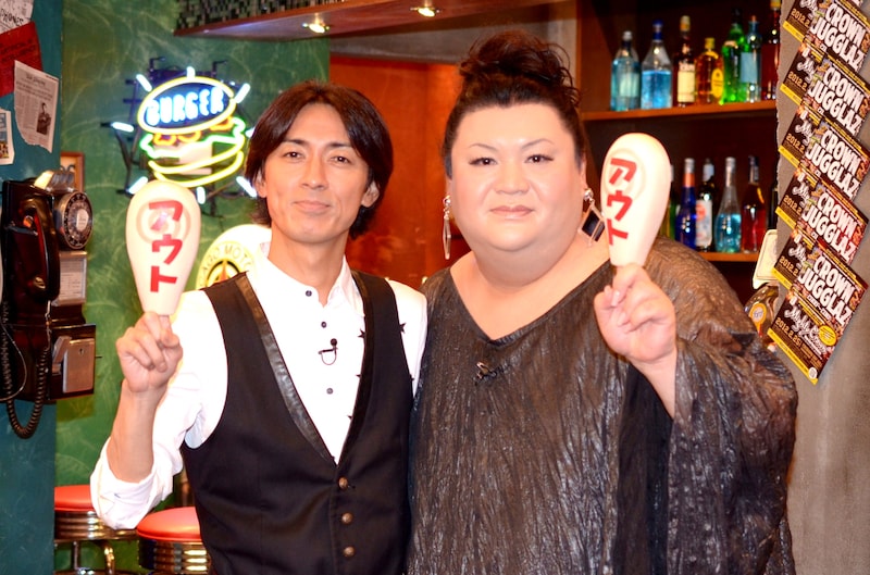 「アウト×デラックス4」MCのナインティナイン矢部（左）とマツコ・デラックス（右）。