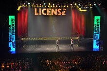 ライセンスの漫才で幕を開けた会場の様子。