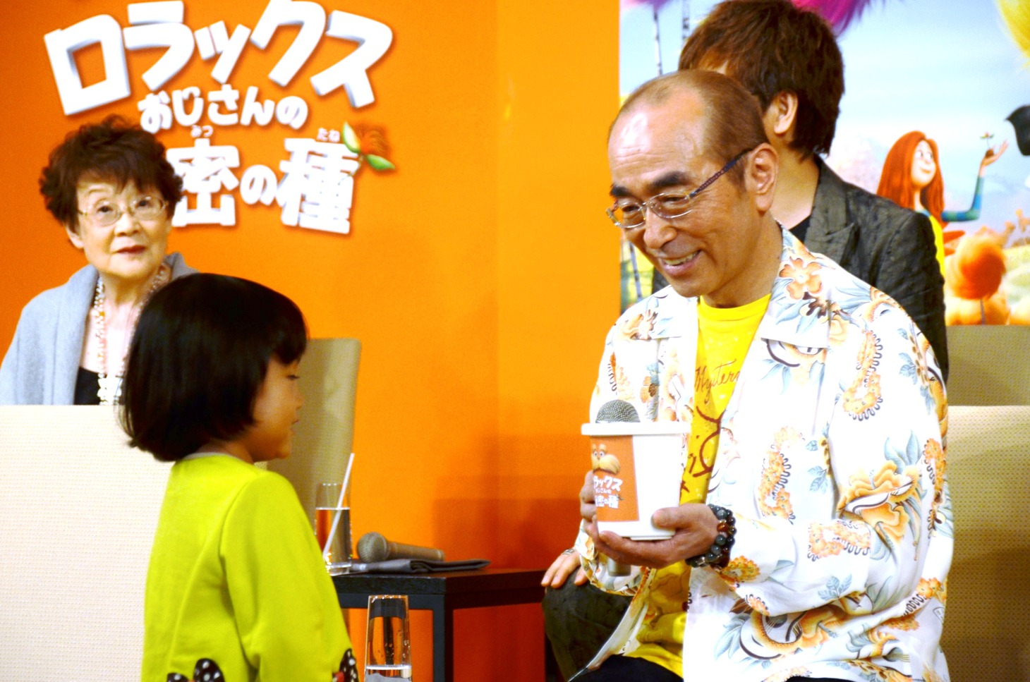 映画の内容をふまえて、しずくちゃん（手前左）が種を植えた鉢を、志村（手前右）にプレゼント。