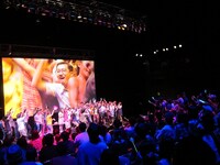 興奮のエンディング。舞台にはイワイガワ・ジョニ男、ザンゼンジの姿も。