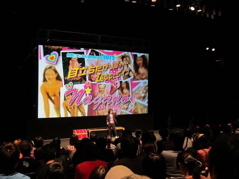 舞台はZepp特設ステージ。
