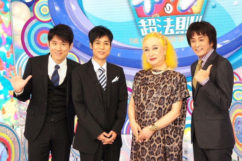 バラエティ特番「ネプの笑える超法則!!」に出演するMCのネプチューンと「ヴィーナス」役の美輪明宏（右から2人目）。