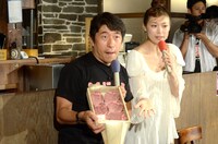 自身が調達した兵庫県産の松阪牛ヒレ肉を手にテンションの上がるジモンと、イベントでMCを務めた高松知美（右）。