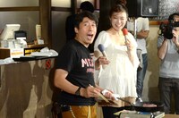 肉を焼き始めるジモン。