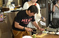 肉を切りわけるジモン。