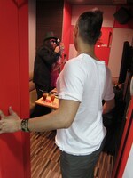 RGのTwitterを見てカラオケ屋に乗り込んだHG。