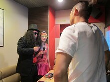 カラオケを邪魔され嫌な顔をするRGとスパイク松浦。