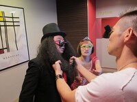 RGの不遜な態度に思わず掴みかかるHG。竹内まりや「けんかをやめて」の主人公のような顔で止める松浦。