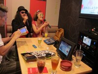 HGの説教を無視して「ドレミファだいじょーぶ」「しょげないでよBaby」で盛り上がる2人。すぐに止めるHG。