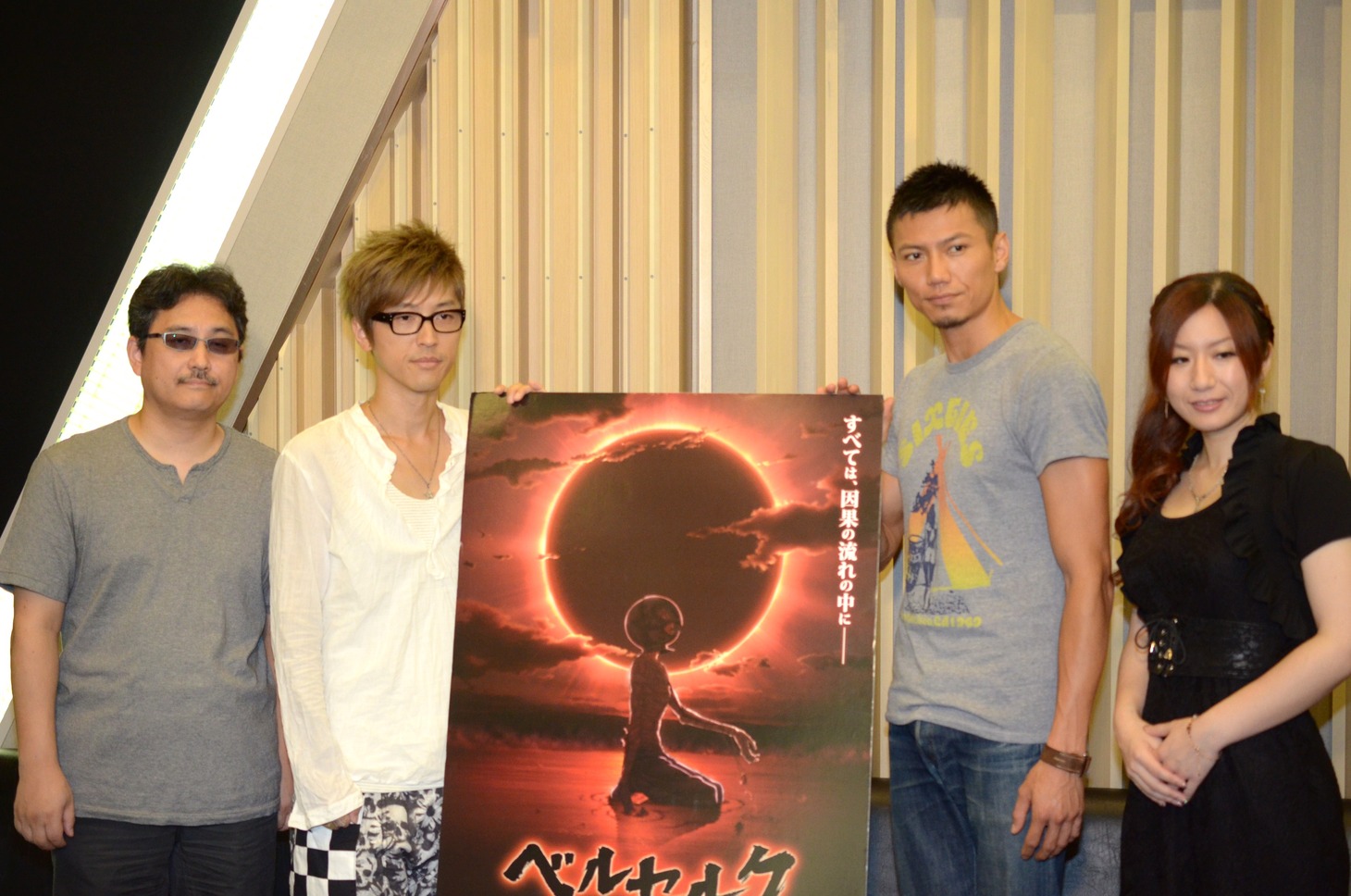 （左から）窪岡俊之監督と、キャストの櫻井孝宏、岩永洋昭、行成とあ。