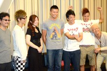 アニメ映画「ベルセルク 黄金時代篇III 降臨」のアフレコ会見に登場した（左から）窪岡俊之監督、キャストの櫻井孝宏、行成とあ、岩永洋昭、2700、チョコレートプラネット長田。