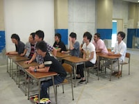 「iPhone初心者講座」の受講生達。