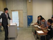 小籔千豊が教える「iPhone初心者講座」の様子。