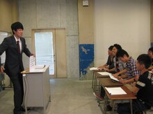 小籔千豊が教える「iPhone初心者講座」の様子。