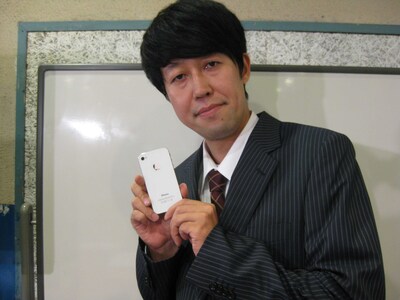 iPhone情報サイト「よしもとiPhone同好会」に登場する小籔千豊。