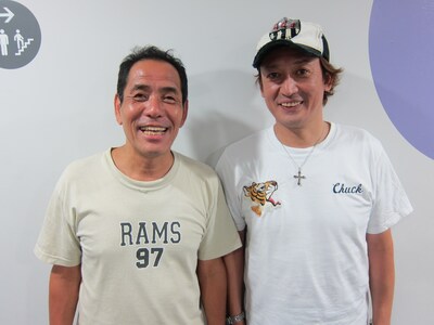 9月9日（日）より、なんばグランド花月にて上演される「吉本百年物語」9月公演「焼け跡、青春手帳」に出演するぼんちおさむ（左）と長原成樹（右）。