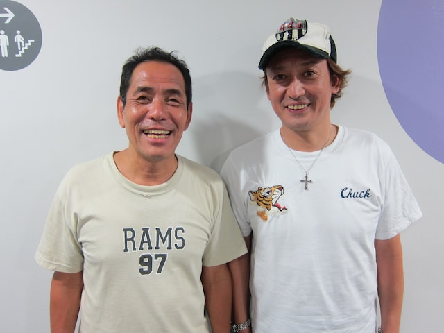 9月9日（日）より、なんばグランド花月にて上演される「吉本百年物語」9月公演「焼け跡、青春手帳」に出演するぼんちおさむ（左）と長原成樹（右）。