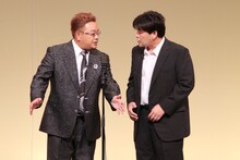 「サンドウィッチマンライブツアー2012」で漫才を披露するサンドウィッチマン。