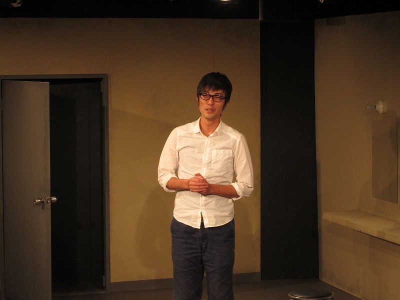 会場には三重から来た人も。「人生で一番無駄な1日になる」と大和は警告。