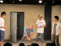 ネズミの駆除方法を実演する小峠。