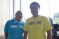 バスケ大会スタート前のジューシーズ赤羽とマヂカルラブリー村上。(c)藤澤孝代（フォトプロ）