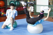 バランスボールで遊ぶゆったり感・江崎、とBコース・タケト(c)藤澤孝代（フォトプロ）