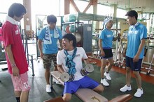 ニブンノゴ！宮地とジャングルポケット太田指導のもと、バーベルに挑むブロードキャスト吉村。(c)藤澤孝代（フォトプロ）