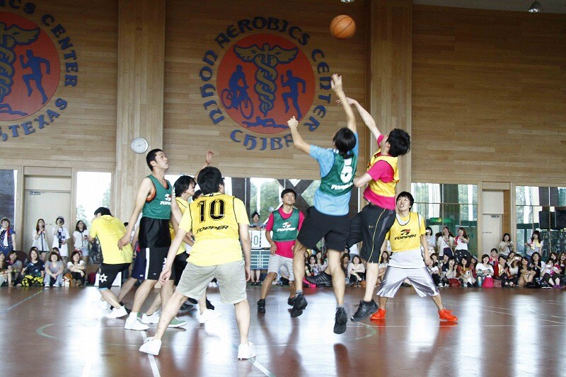 激しいボールの取り合いが繰り広げられたバスケ大会。(c)藤澤孝代（フォトプロ）