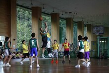 山田カントリー・浅井のジャンプに必死に追いすがるジャングルポケット武山。(c)藤澤孝代（フォトプロ）