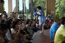 観客にウェーブを誘導し盛り上げるゆったり感・江崎。