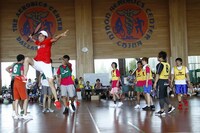 バスケットコートでテニスラケットを振り回すエアーK（キャベツ確認中・しまぞう）。(c)藤澤孝代（フォトプロ）