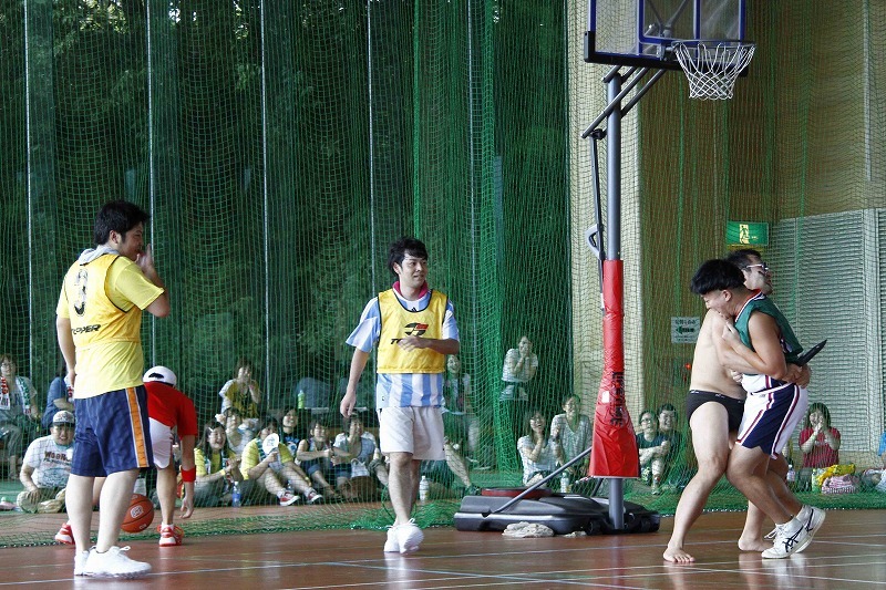 チョコレートプラネット松尾を突如襲ったコマンドー（ガリバートンネル三須）。(c)藤澤孝代（フォトプロ）