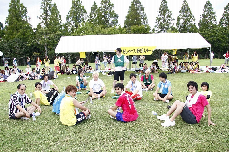 サッカー大会の銀河系軍団。写真はハーフタイム中。(c)藤澤孝代（フォトプロ）