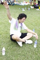 疲れのあまり「あっちいけー」とカメラを追い払おうとするイシバシハザマ石橋36歳。(c)藤澤孝代（フォトプロ）