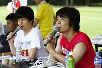 サッカー大会の司会を務めたミルククラウン竹内とライス田所。(c)藤澤孝代（フォトプロ）