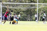 ボレーシュートを決めた町のベーカリーズ・岡部。(c)藤澤孝代（フォトプロ）