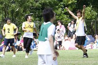 ゴールを決めたパンサー尾形。胸に手を当てたポーズを決めると、MCから「腹立ちますね」と言われていた。(c)藤澤孝代（フォトプロ）