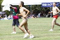 ゴールを決め東大タオルを掲げてアピールする東大芸人（田畑藤本・藤本）とそれに乗っかる裸芸人たち（Bコース・ハブ、ポテト少年団・中谷）。(c)藤澤孝代（フォトプロ）