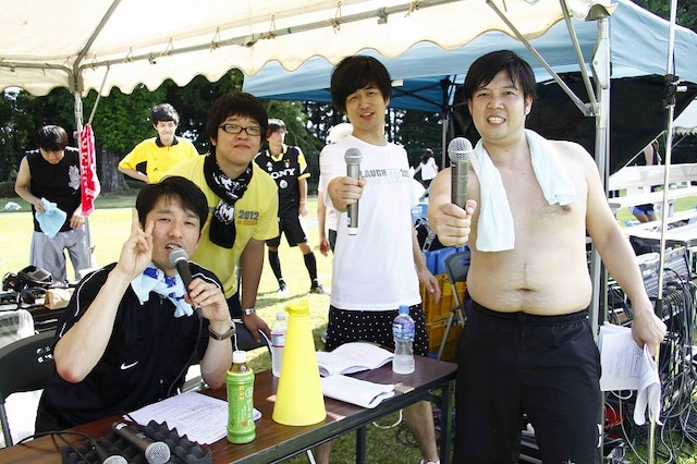 大運動会のMCを務めたポテト少年団菊地とロシアンモンキー川口。ミルククラウン竹内と、トンファー山西はレポーターとして活躍。(c)藤澤孝代（フォトプロ）